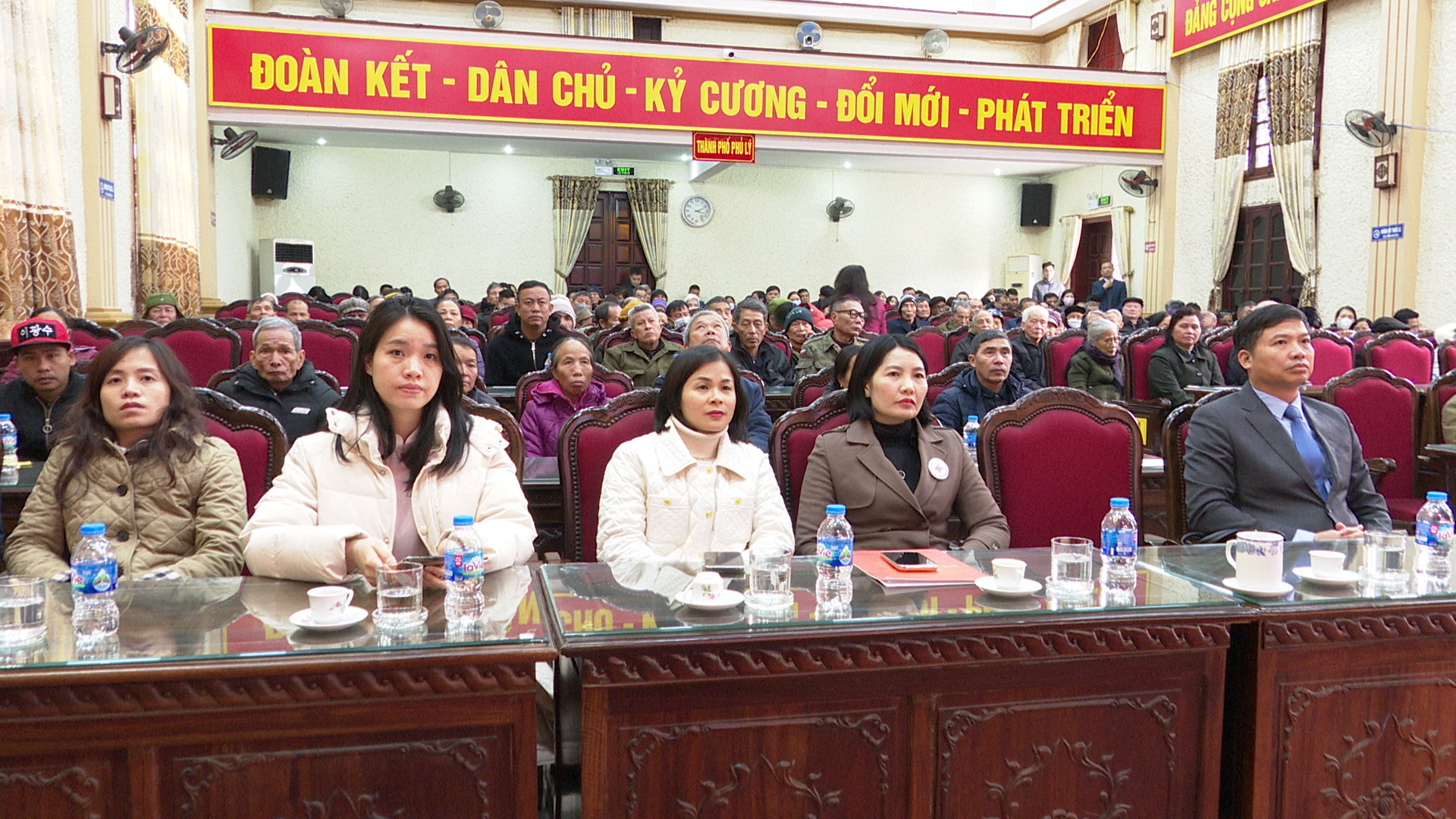 DUNG TIN.00_01_59_01.Still599.jpg