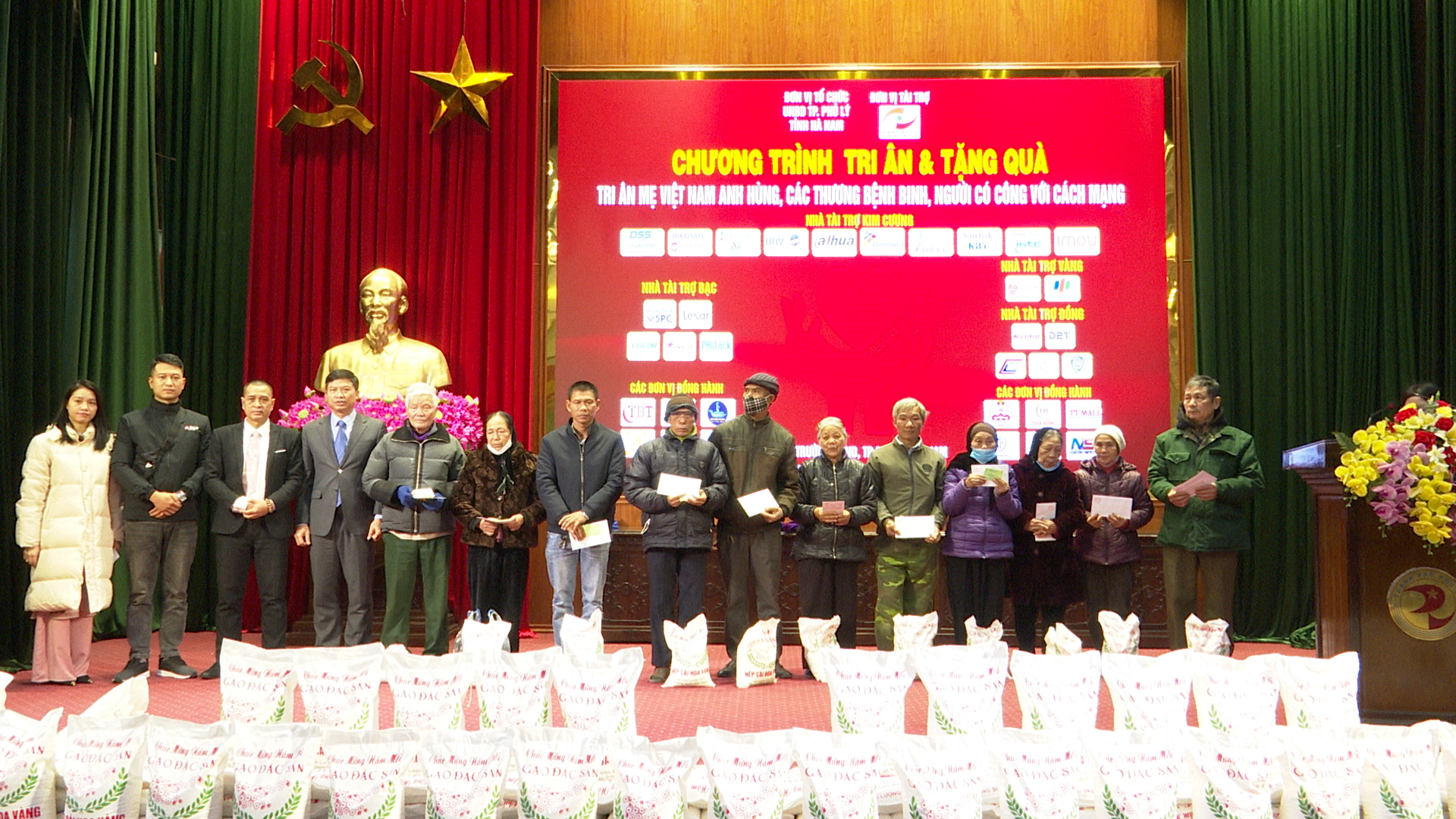 DUNG TIN.00_02_09_03.Still607.jpg