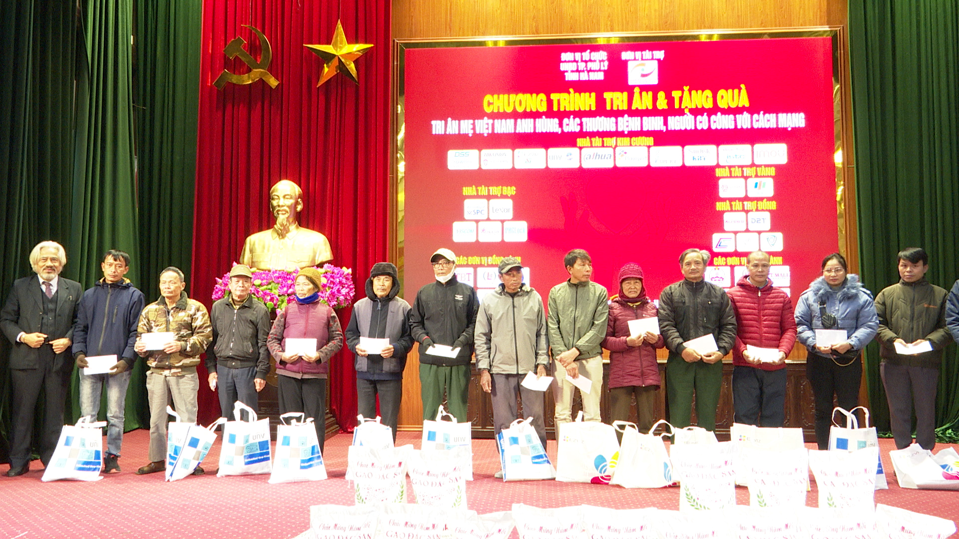 DUNG TIN.00_01_53_06.Still597.jpg